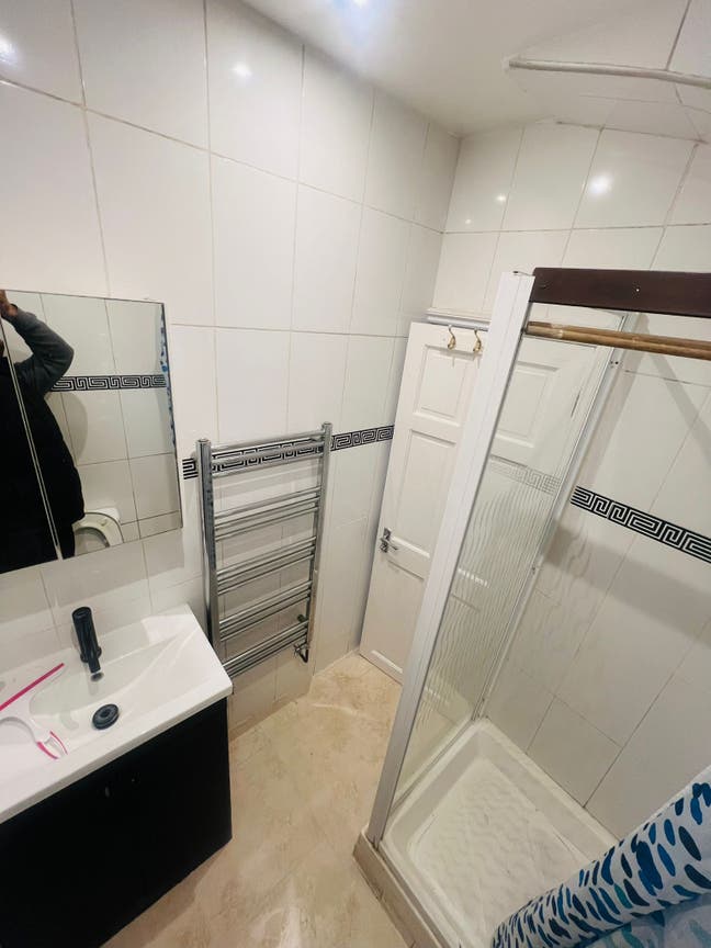 Cheap Rate Rooms Are Available in E6 3Sf London Main Photo