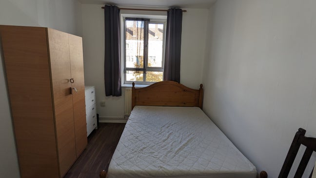 Double Room | 7 mins to Bow Road  Station  Main Photo