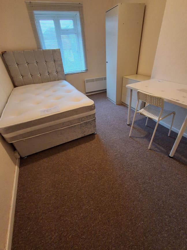 Spacious three bedroom flat available immediately  Main Photo