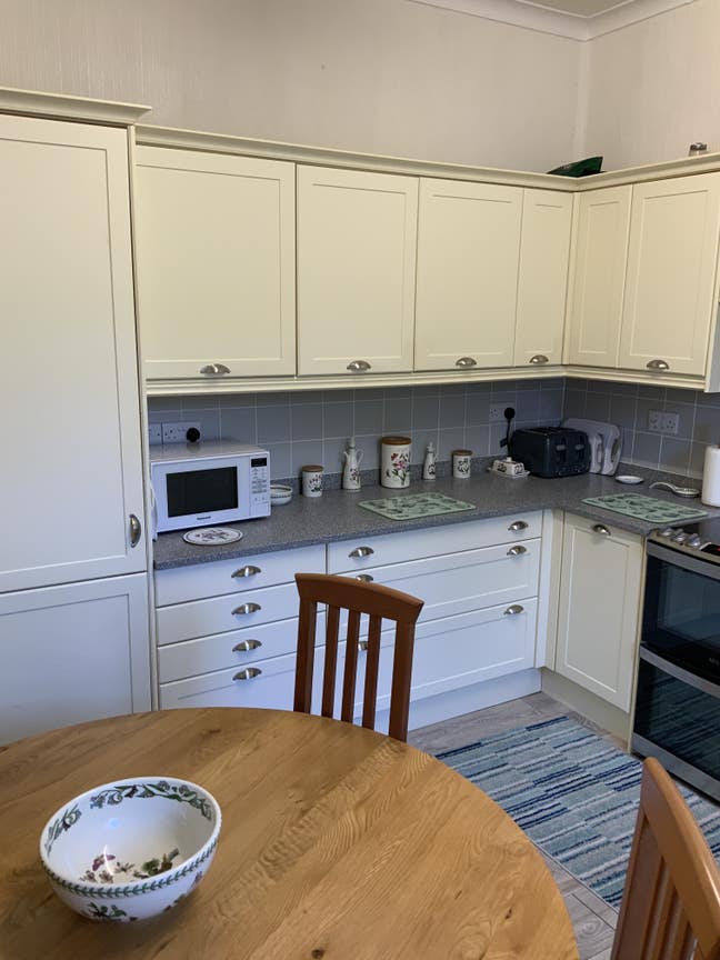 Spacious rooms in Victorian house Main Photo