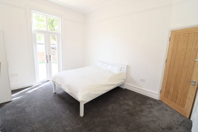 Modern House Steps from Piccadilly Line Main Photo