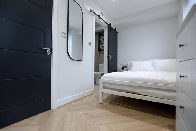 Student Room Available - Kensington Main Photo