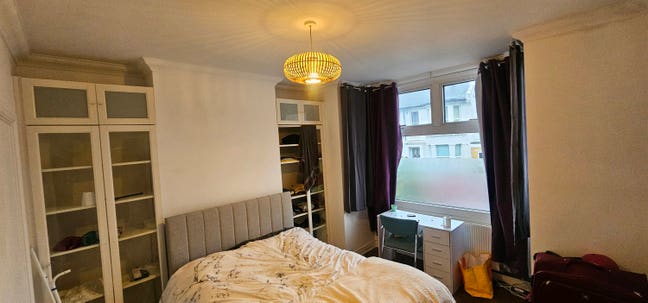 Sunny double room, friendly houseshare.  Main Photo