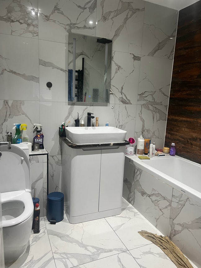 One double bedroom available  Main Photo