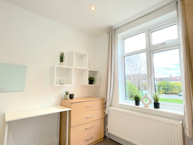 Great Value Room in Beautiful House, Motspur Park Main Photo