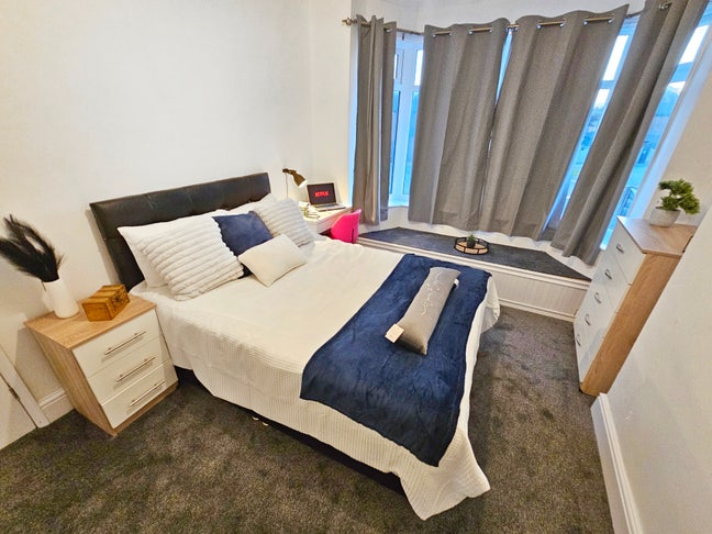 2 Min from Royal Stoke Hospital 🏥  Main Photo