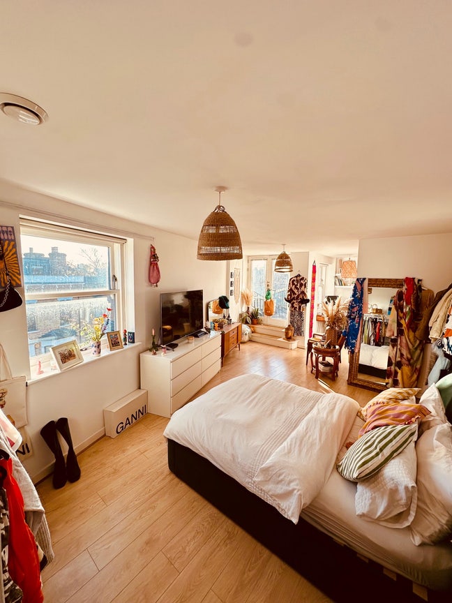 Massive DBL w/ En Suite in Hackney Main Photo