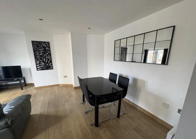 1 Bedroom with a private bathroom in the city cent Main Photo