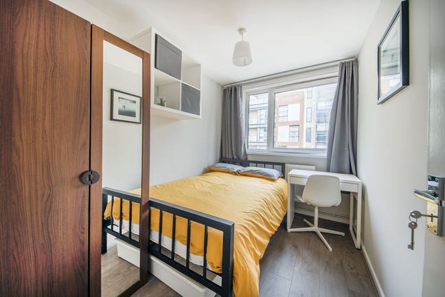 Bright Double with Terrace Views of Canary Wharf Main Photo