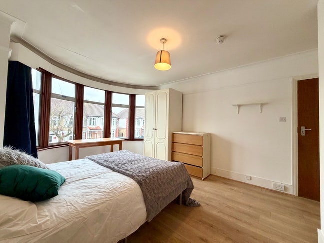 En-suite Room Available Now N13! Main Photo