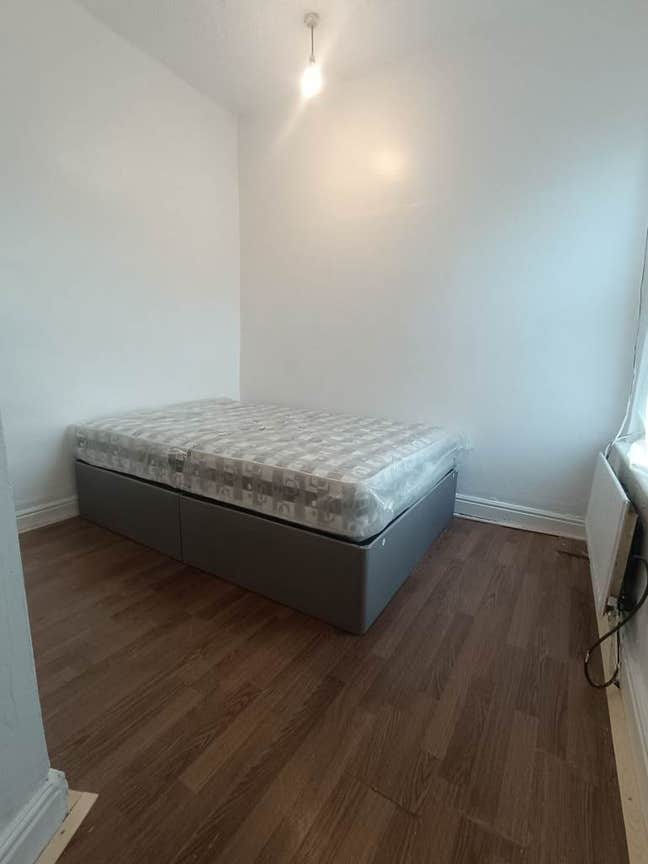1-Double Room is available for rent in M6 5GD Main Photo