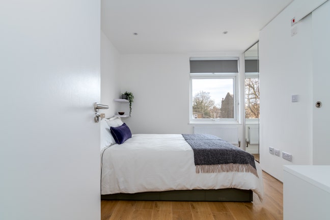 Double Ensuite (Zone 2) in Hi-Spec House w/garden Main Photo