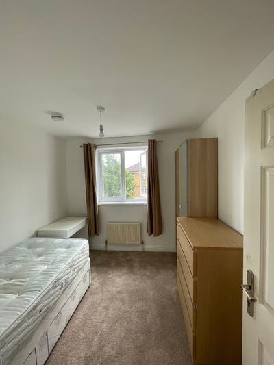 Double Single - 5 min walk MUDCHUTE Station Main Photo