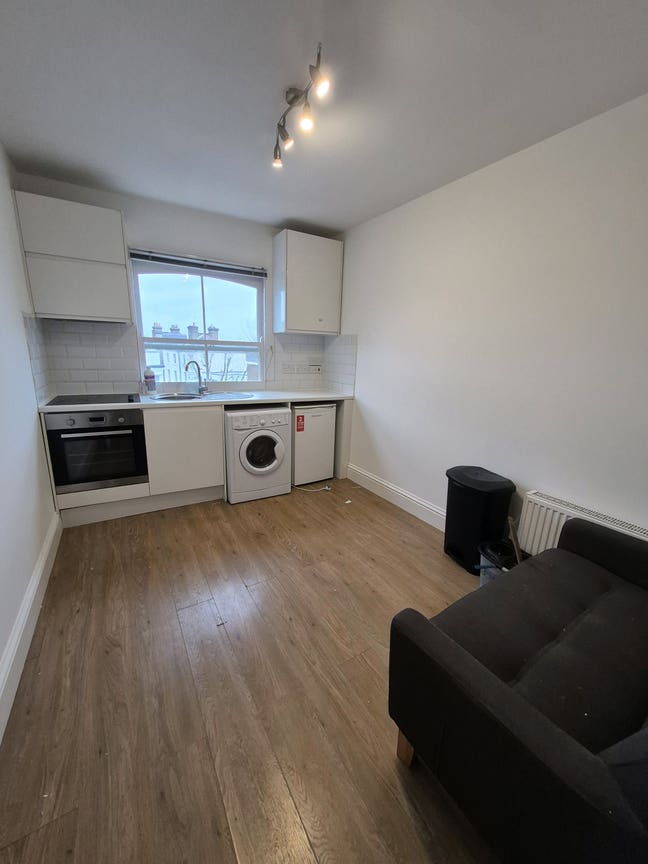 Newly Refurbished Apartment Utility Bills Included Main Photo