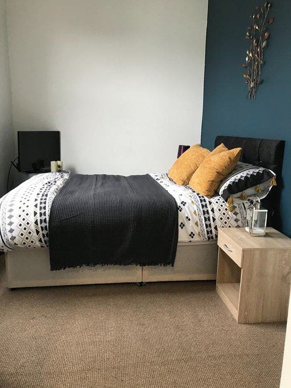 Cosy Modern Room With Private Bathroom Furnished Main Photo