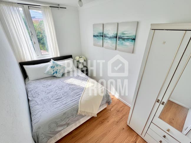 Modern Double Room in Islington, Minutes from CSM Main Photo