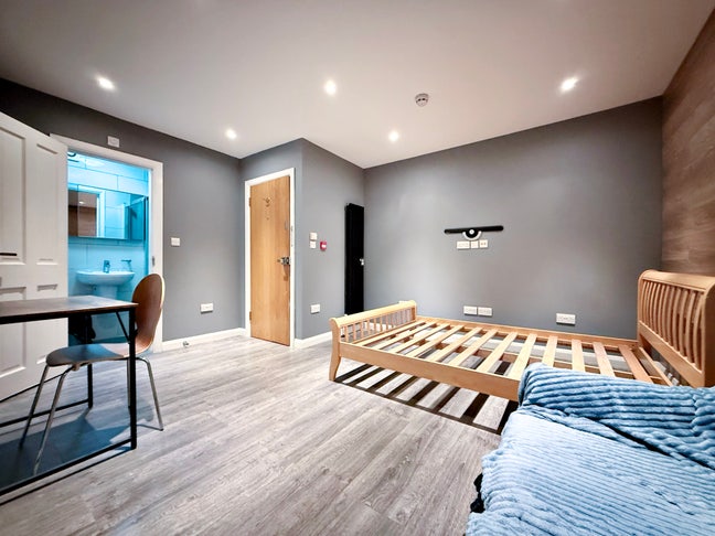 Ensuite Room 10 Mins Walk to Hounslow West Main Photo