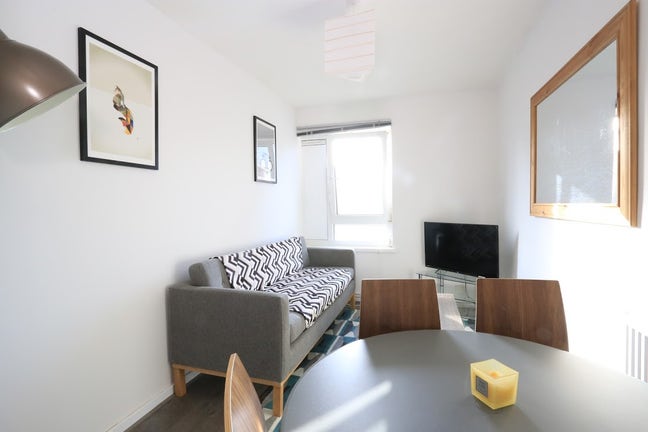 Bright Double Near Canary Wharf + &pound;100 Bills Main Photo