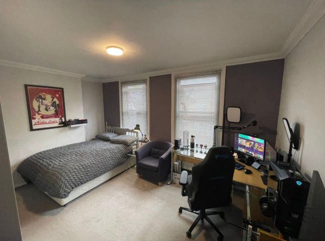 Double Room to let with built-in wardrobes Main Photo