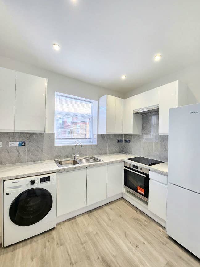 New large 3 bed flat plus reception in Kingston Main Photo