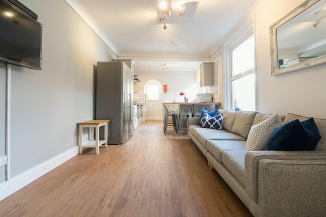 URGENT! Roommate needed!! Main Photo