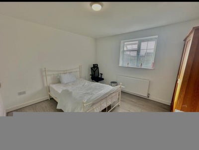 Large double room for single professional  Main Photo