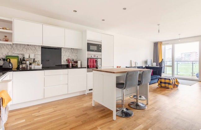 E14 - TWO Modern En-suites near Canary Wharf.   Main Photo