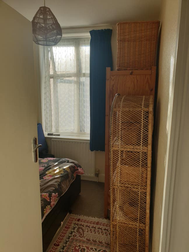 On Devizes Rd; R1/R10 to centre 10 mins; Parking Main Photo