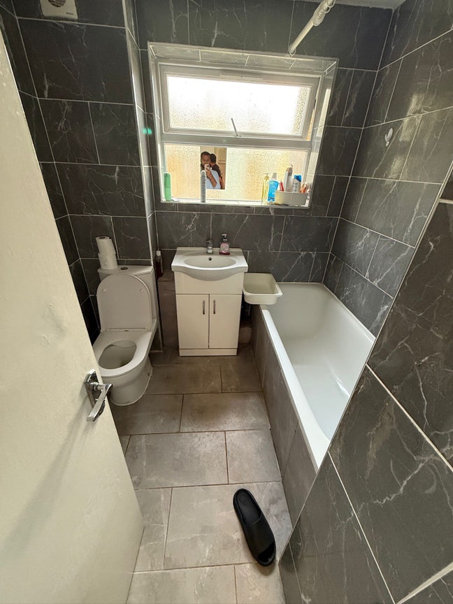 Space Double Room Available Main Photo