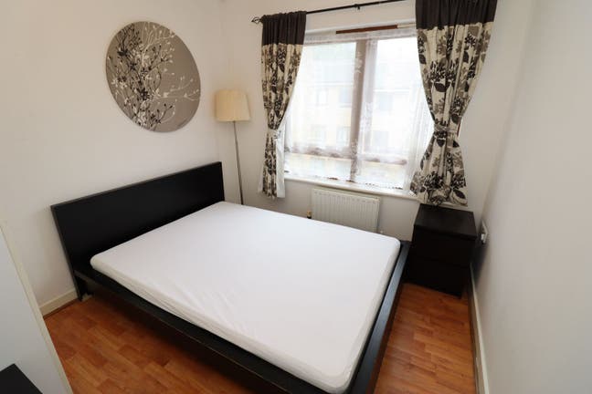 Modern Balcony Room Next to Langon Park Dlr 📍 Main Photo