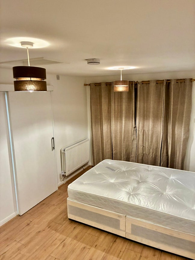 En-suite Rooms to let! Available immediately  Main Photo