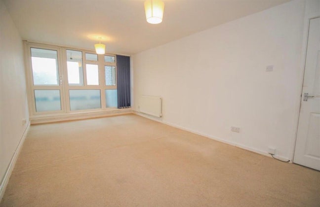 Large flat in Harlow Main Photo