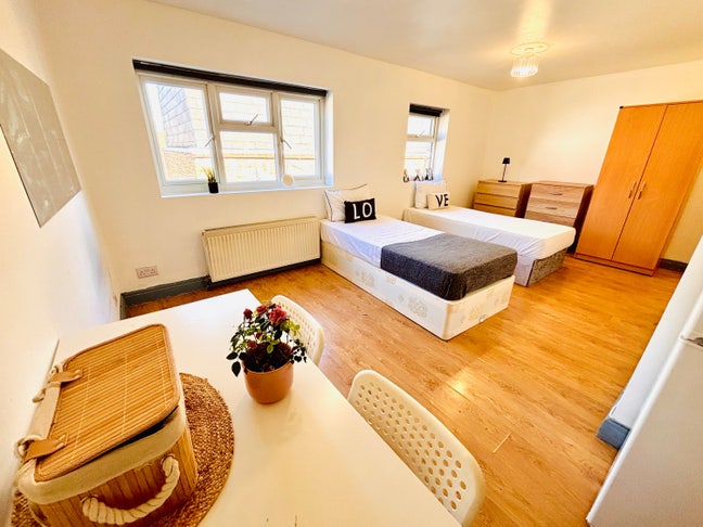 ✨ 🛏️ Studio Flat to Let in - Kilburn   Main Photo