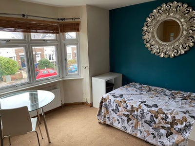 Amazing en-suite bedroom with private bathroom Main Photo