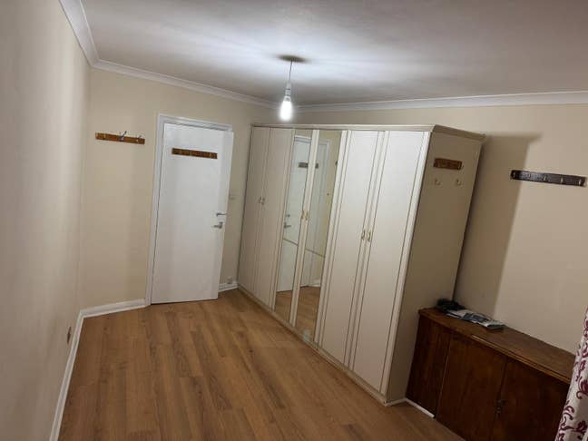 1 Double bedroom available for female Main Photo