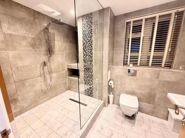 Spacious 3 Bed Flat in the heart of Clapham Park Main Photo