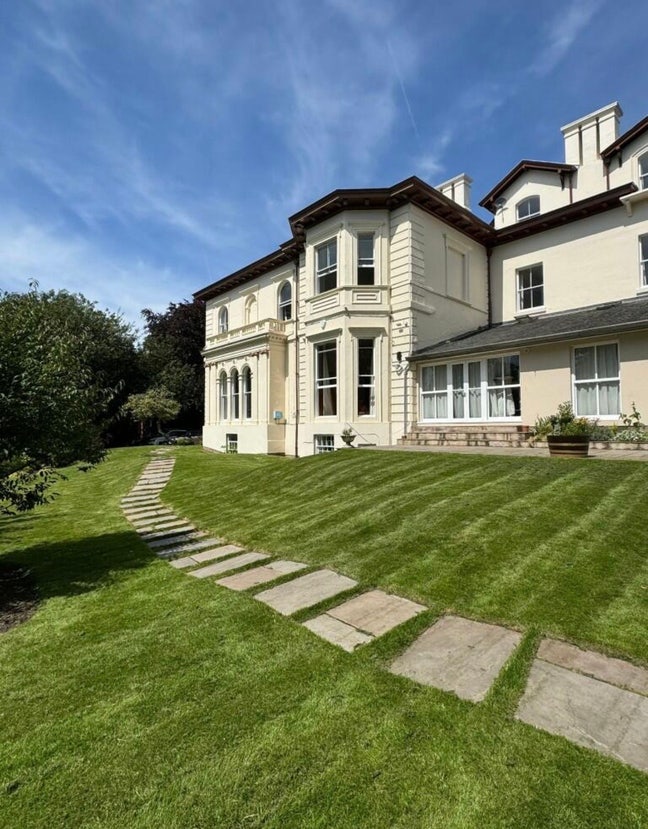 1 Bedroom Flat in a Beautiful Building  Main Photo