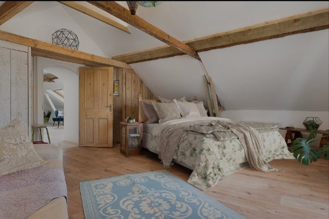 Huge Furnished or Part-furnished room Main Photo