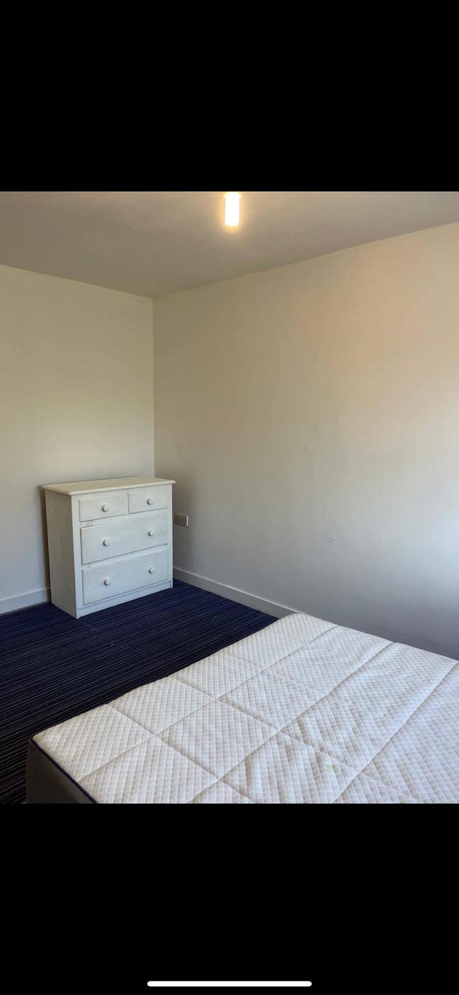 Room avilable in reigate town centre  Main Photo