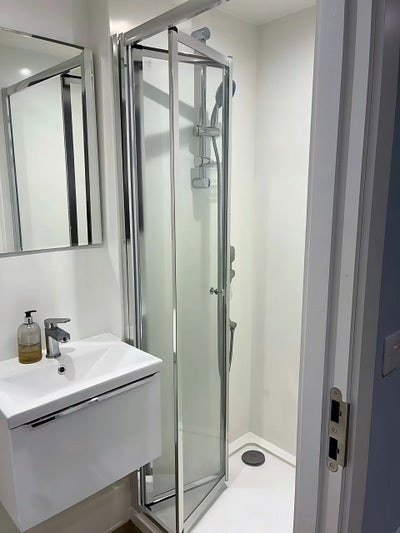 Ensuite Room in Modern available for rent Main Photo