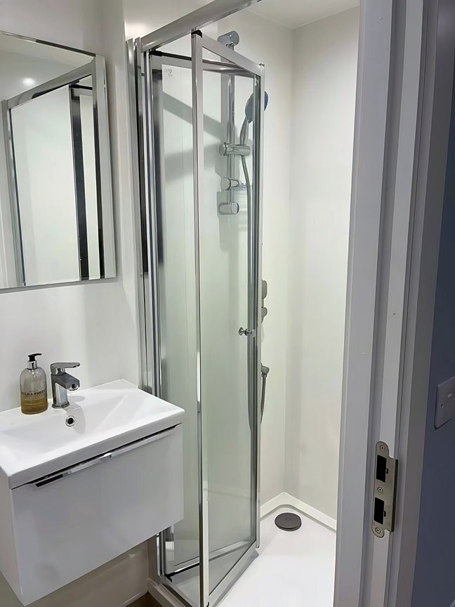 Ensuite Room in Modern available for rent Main Photo