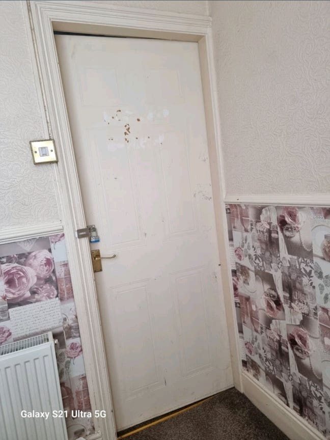 1 room available in 3 bedroom house  Main Photo