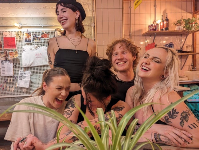 Looking for double room in a friendly place Main Photo