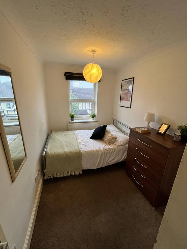 Mixed Age Home- Double- 12 Mins to Tube​🚇​ Main Photo