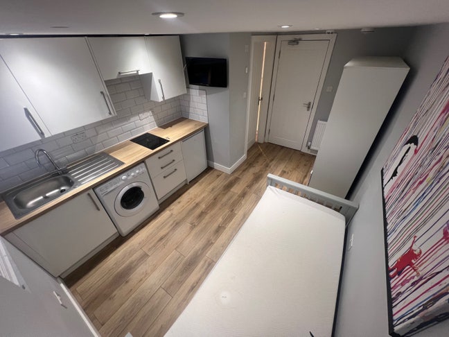 Private Studio…. ( Stunning Wardown Park ) Main Photo