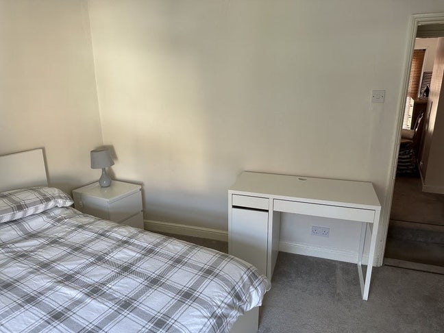 Double room by train station Main Photo