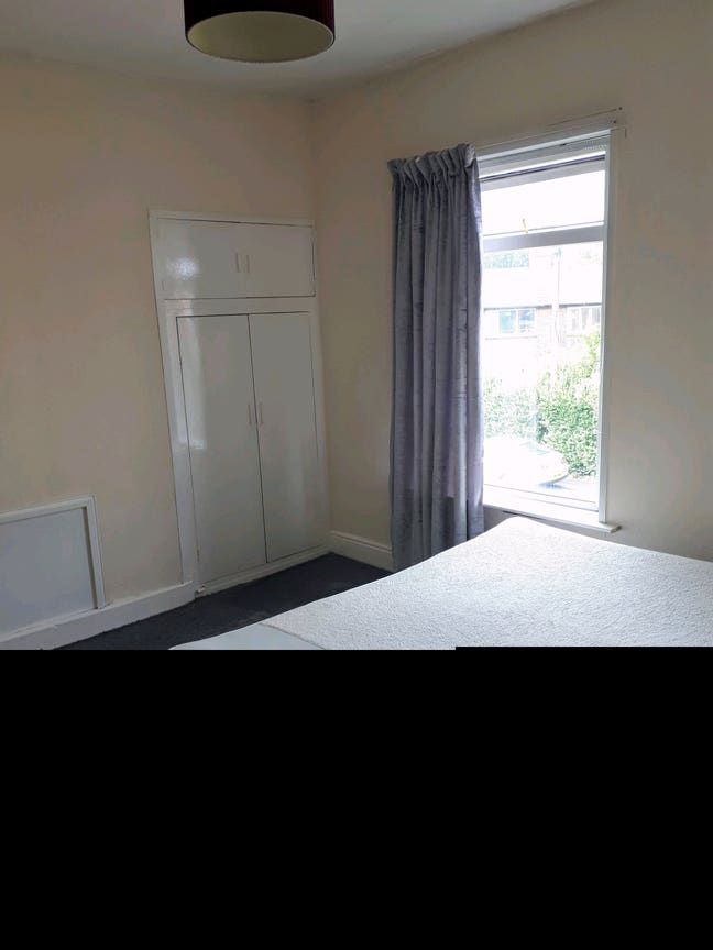 Very large double room in a shared house available Main Photo