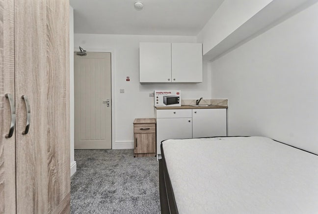 Immaculate Room in Hmo | Furnished | Kitchenette | Main Photo