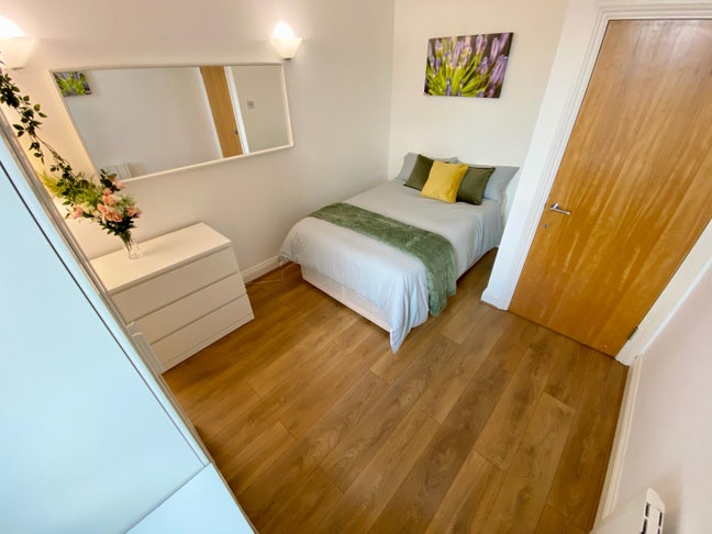 Beautiful room in modern flat Main Photo