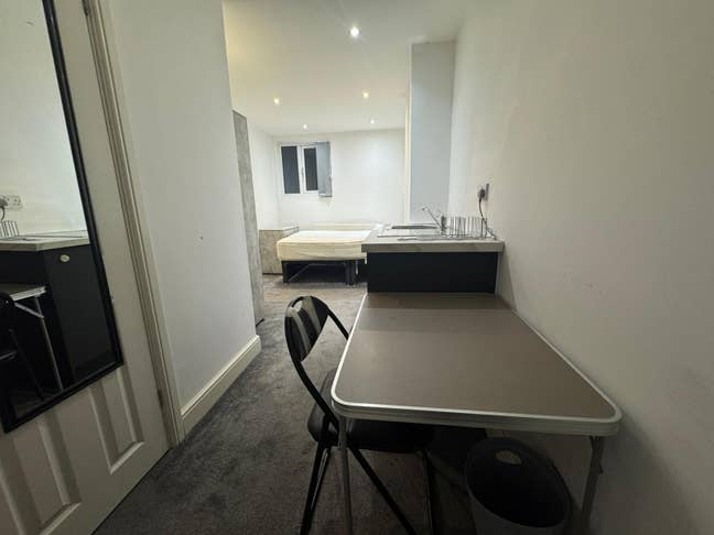 Ensuite Room With Private Kitchenette CV2 Main Photo